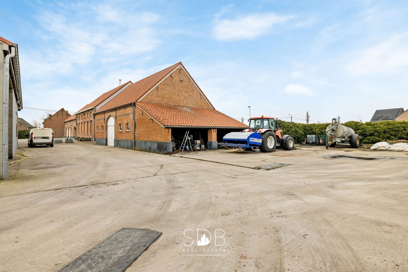 Prachtige villa in hoevestijl met bijgebouwen op 3.973m² 