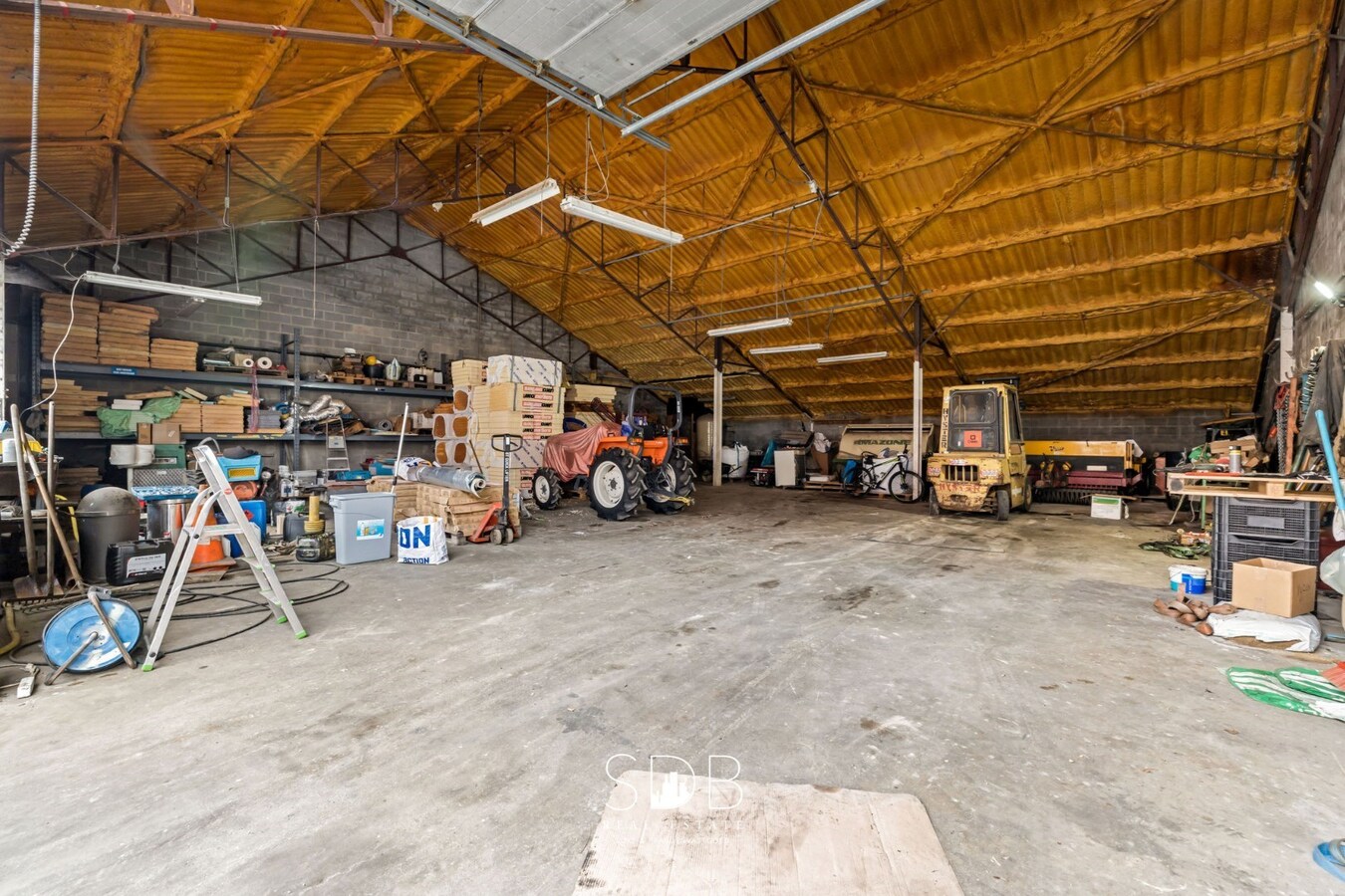 Prachtige villa in hoevestijl met bijgebouwen en akkerlanden/weilanden op 1,45ha 