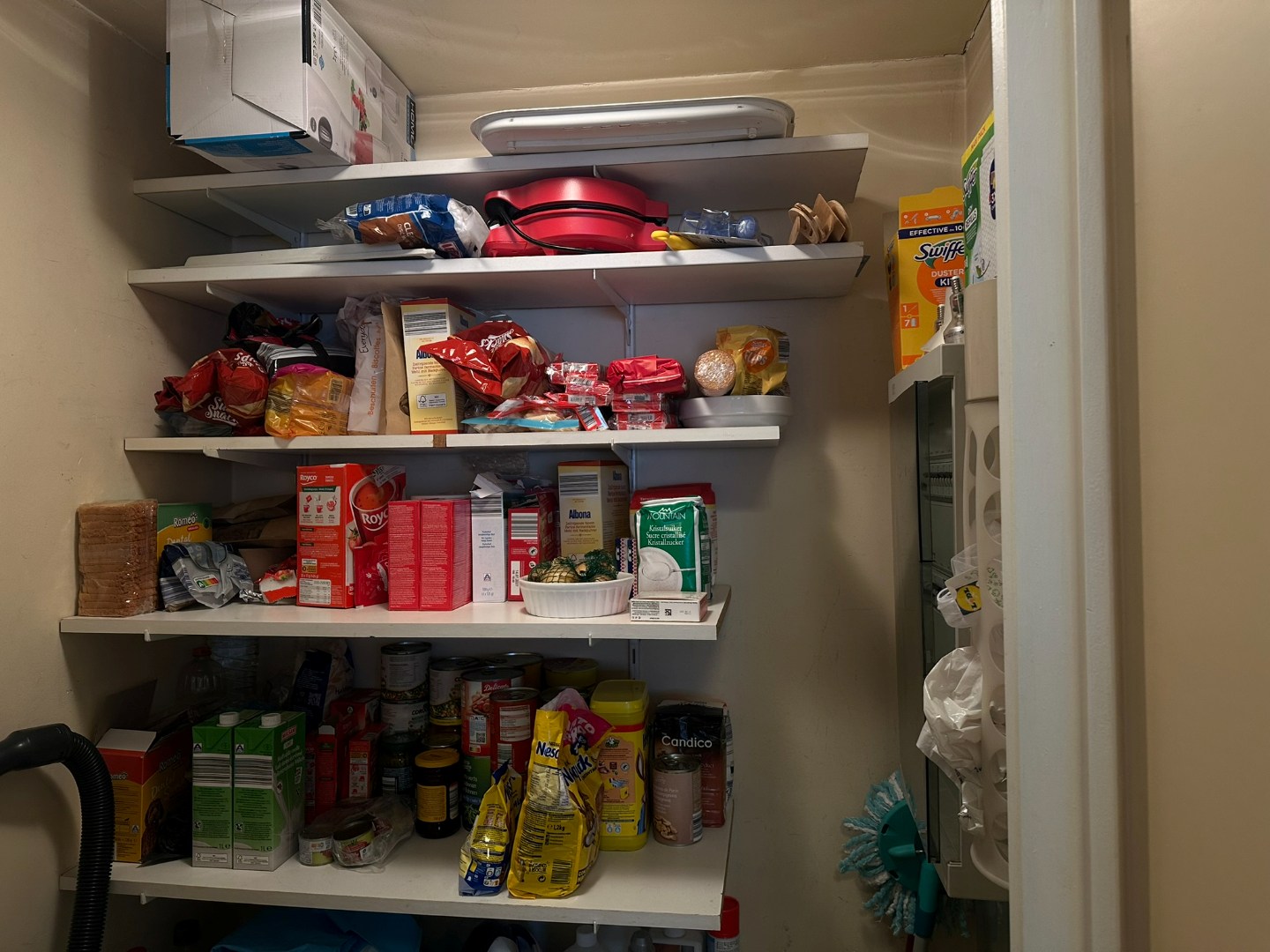 Gemeubeld appartement met twee slaapkamers en garage 