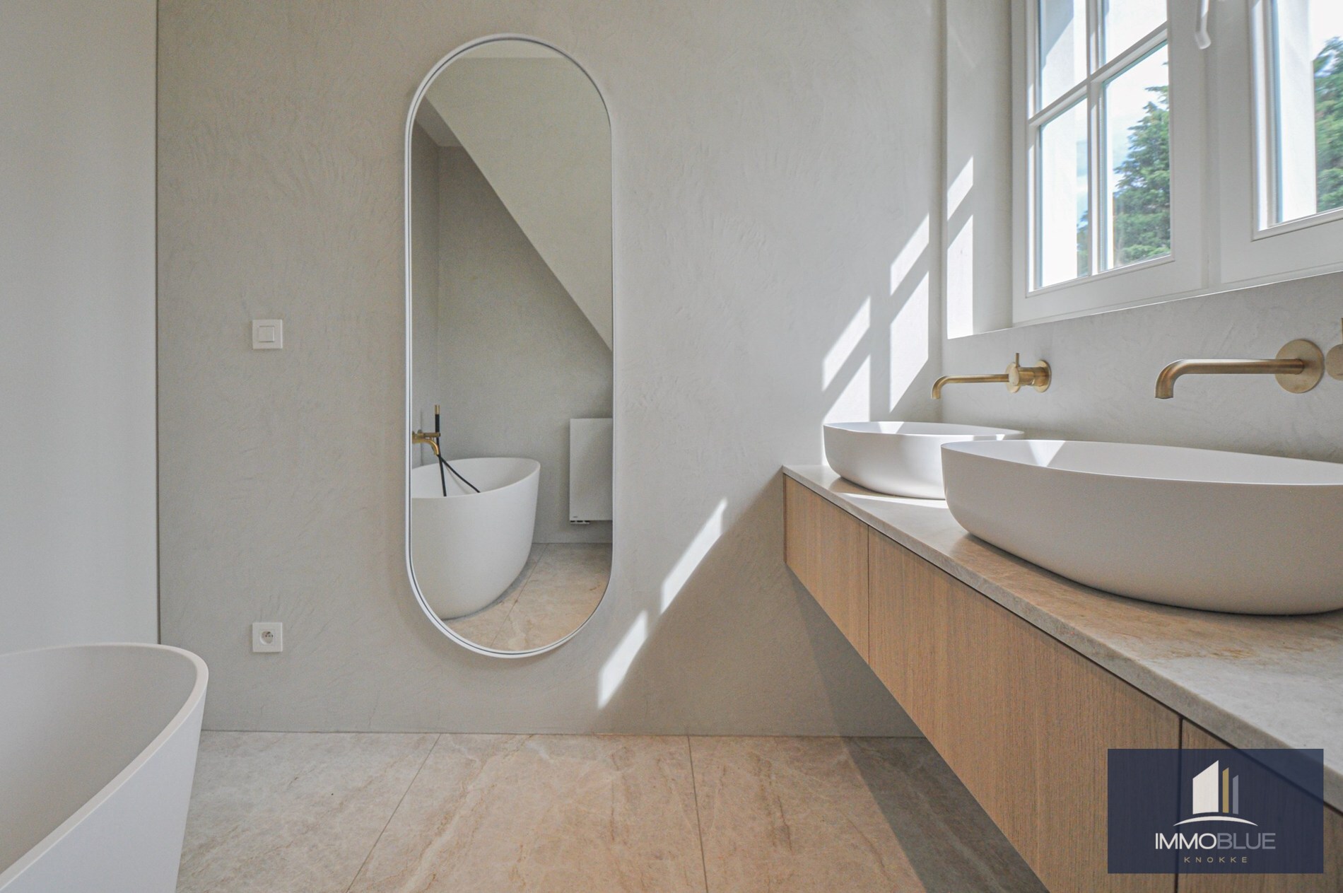 Appartement entièrement rénové avec de grandes terrasses ensoleillées. 