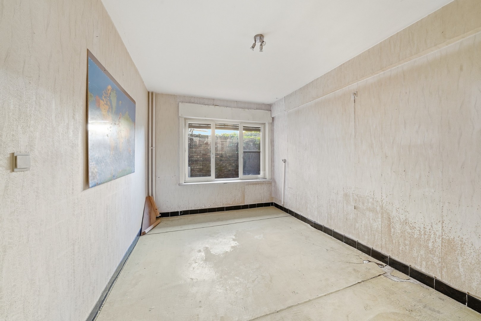 Te renoveren gelijkvloers appartement met 2 slaapkamers in Oostende 