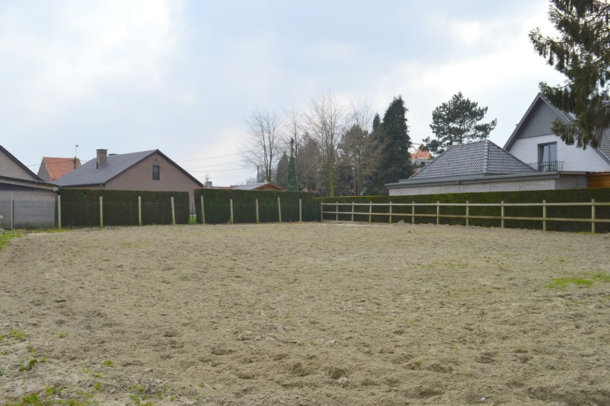 Ruime woning met stalgebouw op 6.723m² te Waarschoot 