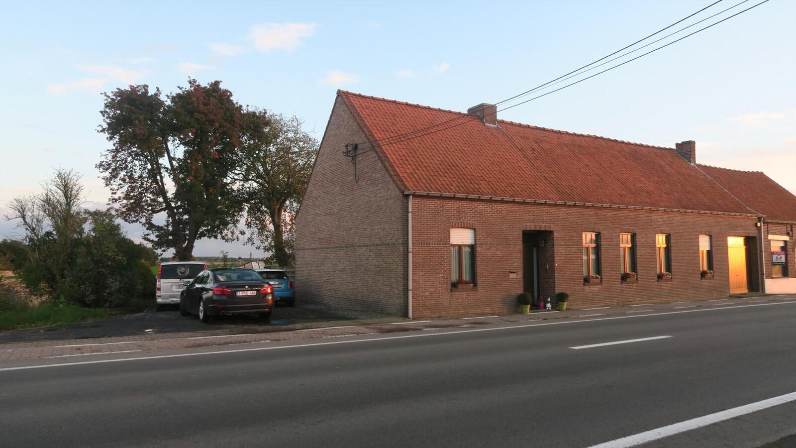ruime woning met stallingen 