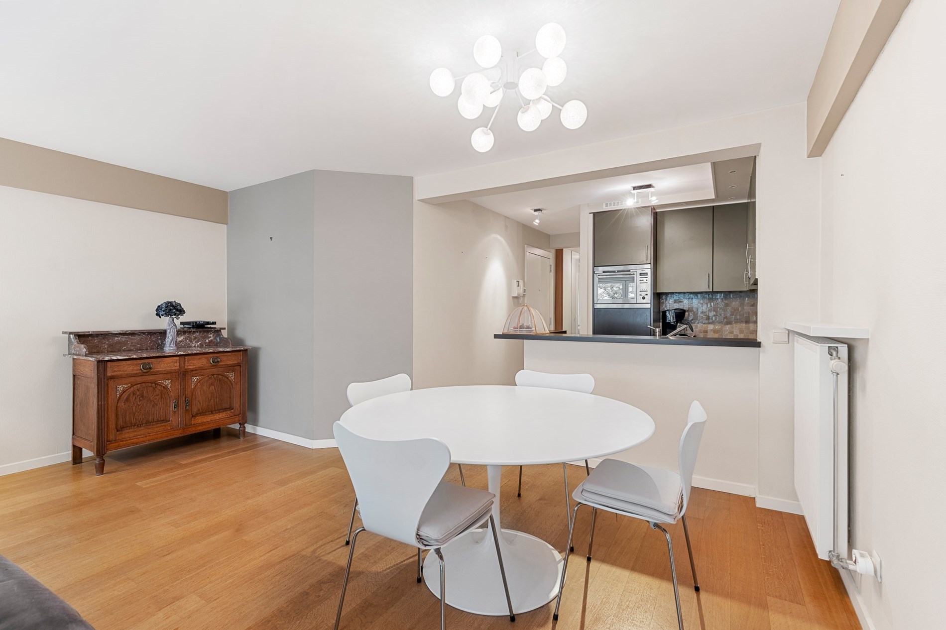 Instapklaar appartement met 2 slaapkamers gelegen in het centrum van Knokke. 