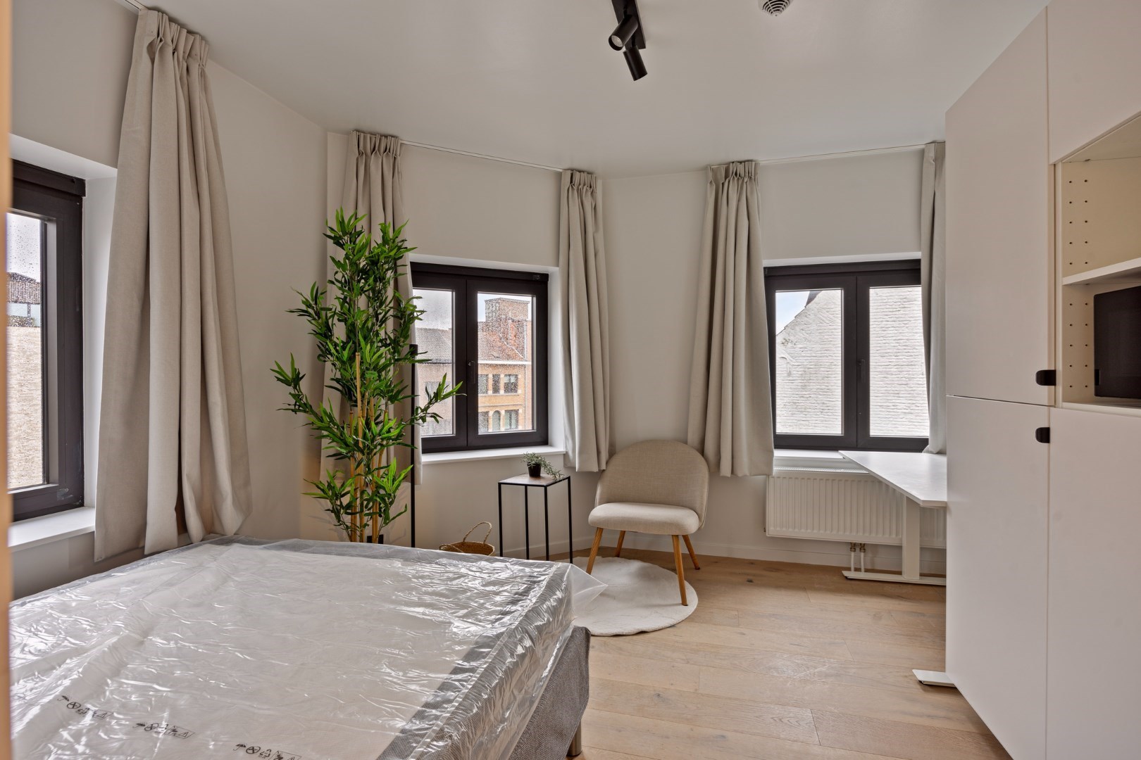 Volledig gerenoveerde en gemeubelde studentenkamers met privé-sanitair. 