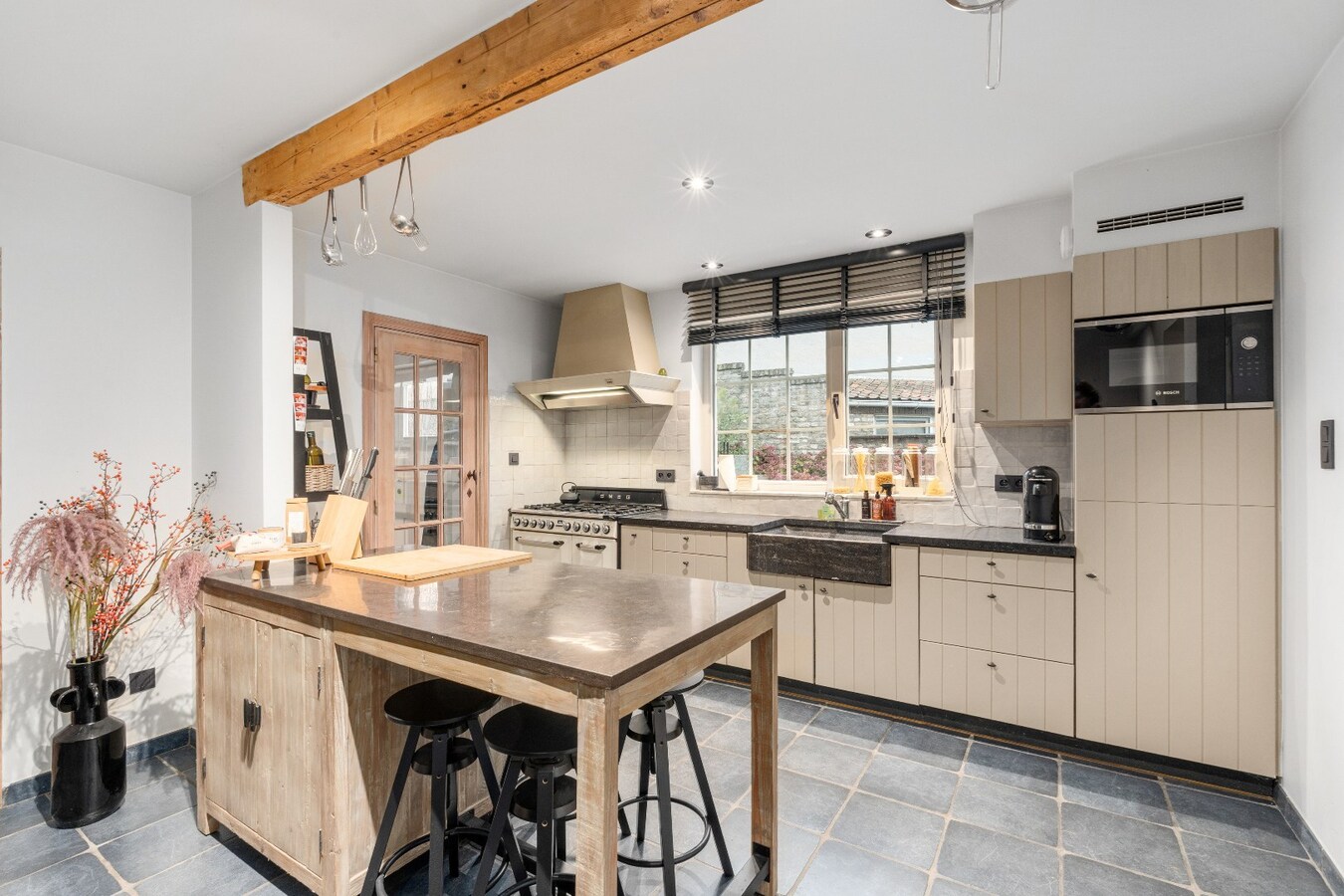 Uiterst charmante halfopen bebouwing met weidse zichten op een perceel van 2012m² 