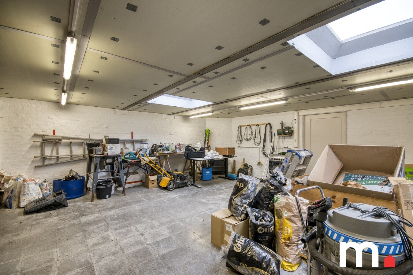 Halfopen bebouwing op 695 m2 met grote tuin en atelier te Lendelede ! 