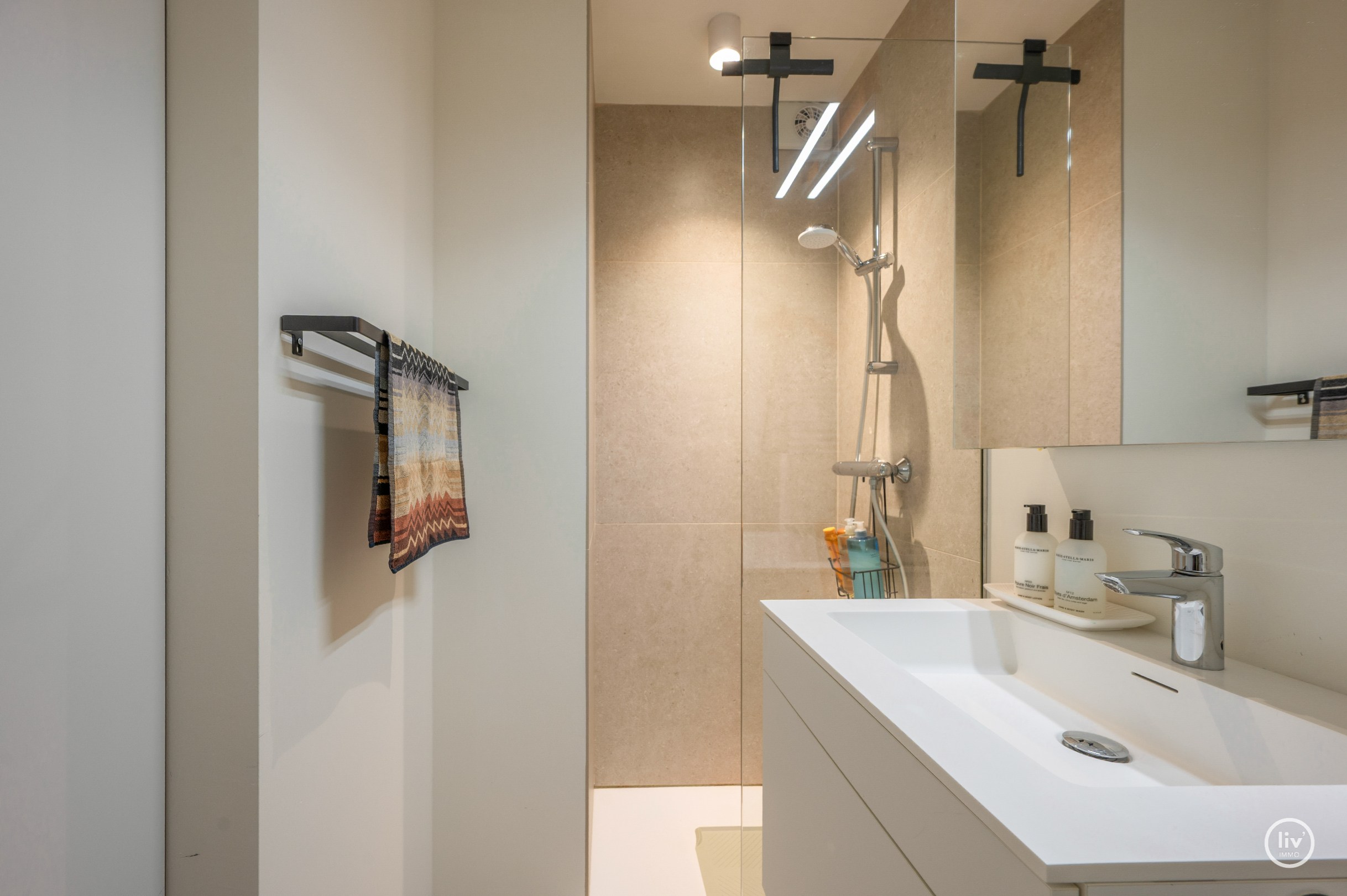 Ervaar het ultieme kustgevoel in dit recent gerenoveerde en instapklare studio, ideaal gelegen op de zeedijk van Knokke 
