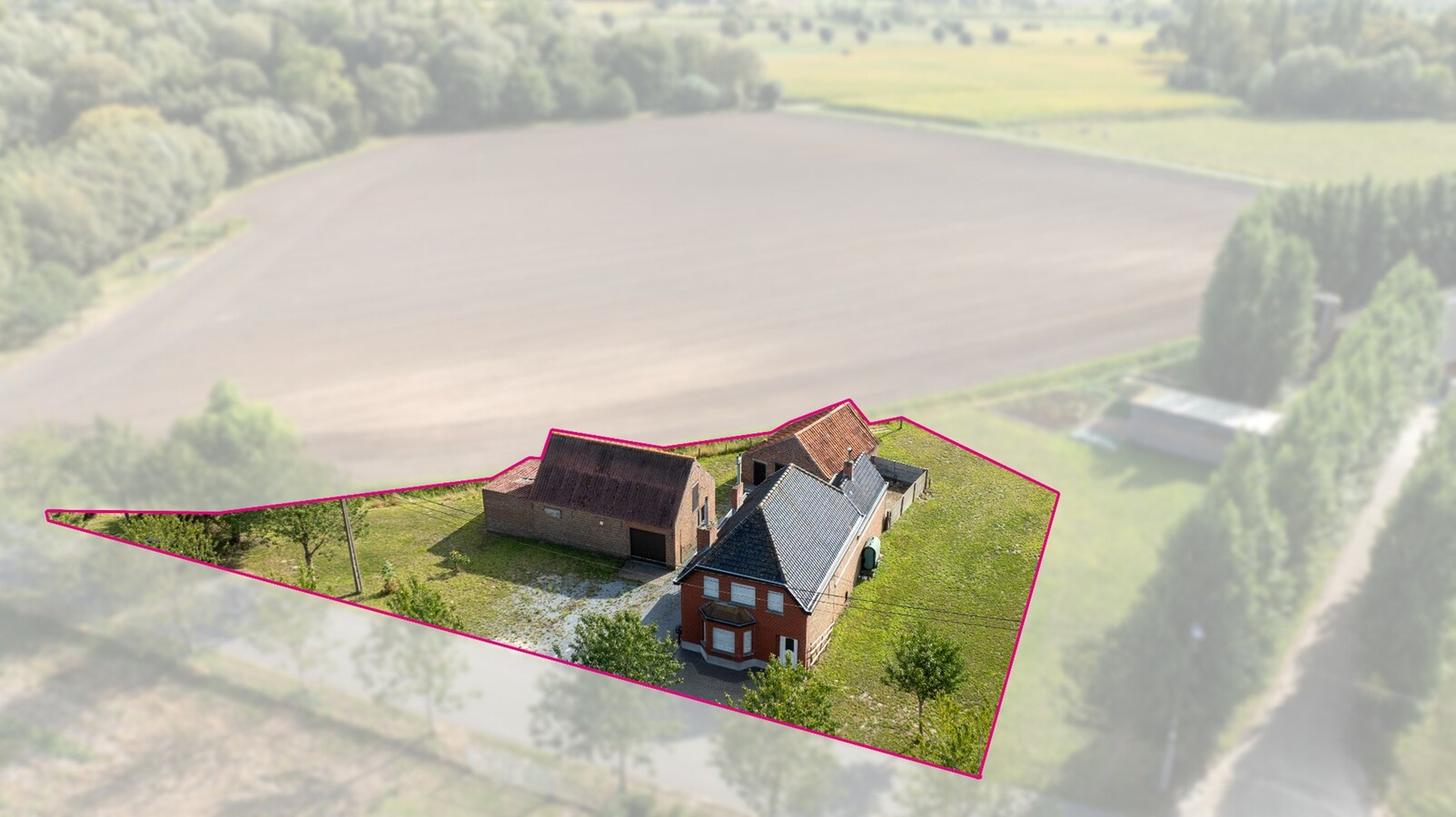 Alleenstaande woning met bijgebouwen en prachtig landelijk uitzicht 