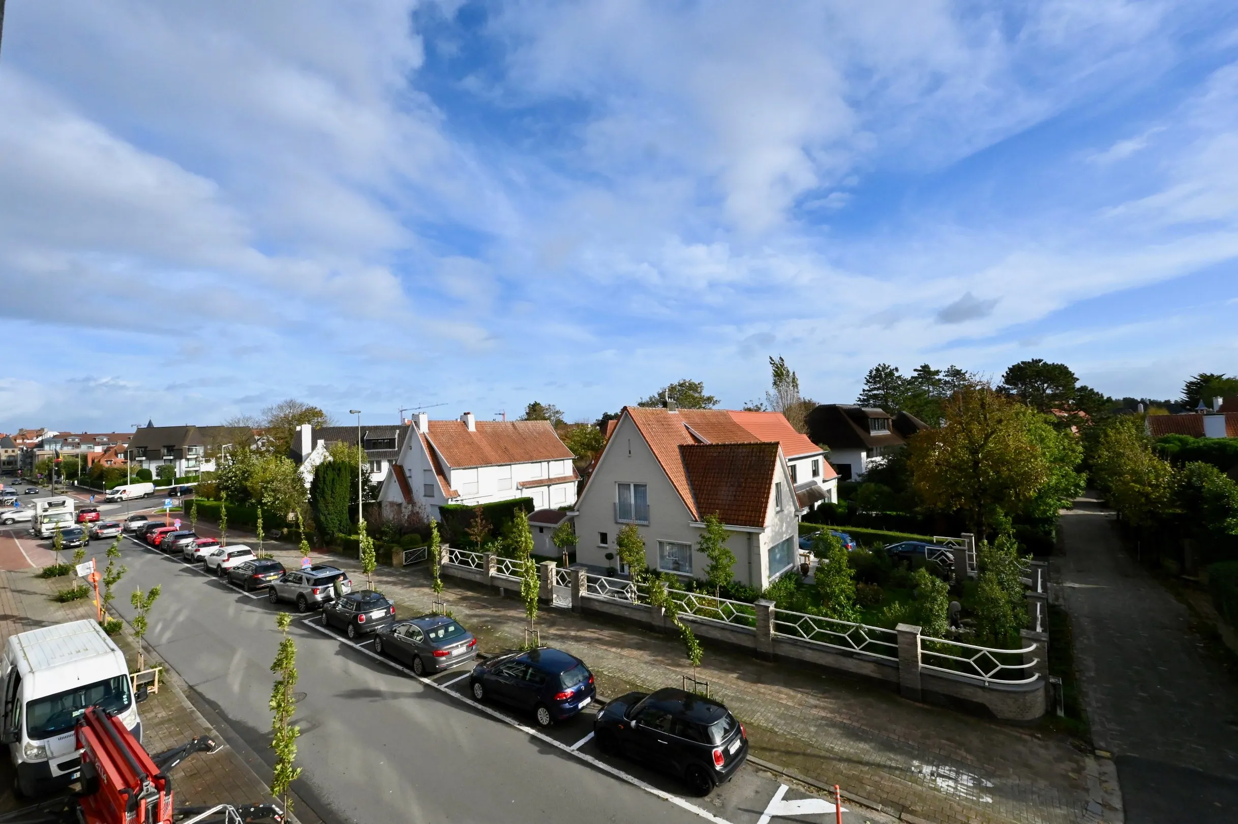 Non meublé - Appartement en plateau exceptionnellement spacieux et récent avec vue dégagée et double emplacement de stationnement dans la résidence.