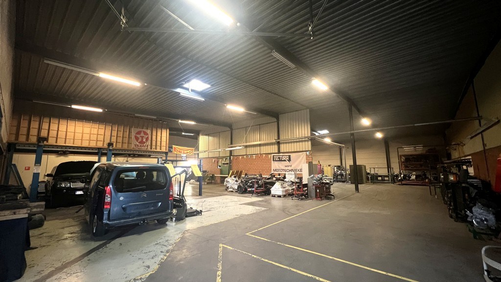 Magazijn met kantoren te huur in Industriepark Drongen