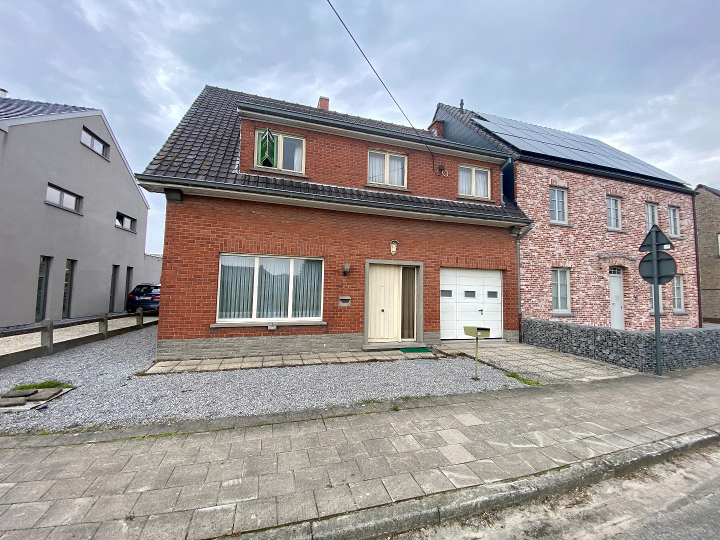 Degelijke te renoveren halfopen woning met tuin en garage op 293 m²! 