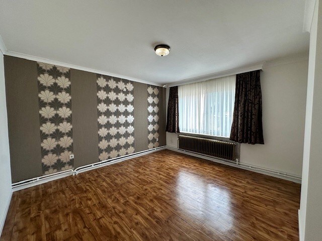 Halfopen woning met 3 slaapkamers, tuin en garage te Neeroeteren. 