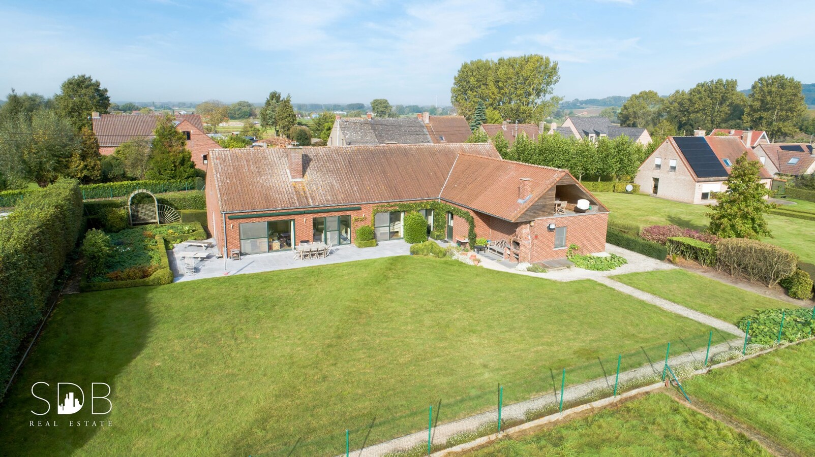 Hedendaagse gezinswoning met aanpalende graslanden en stallen op 5.030m² 