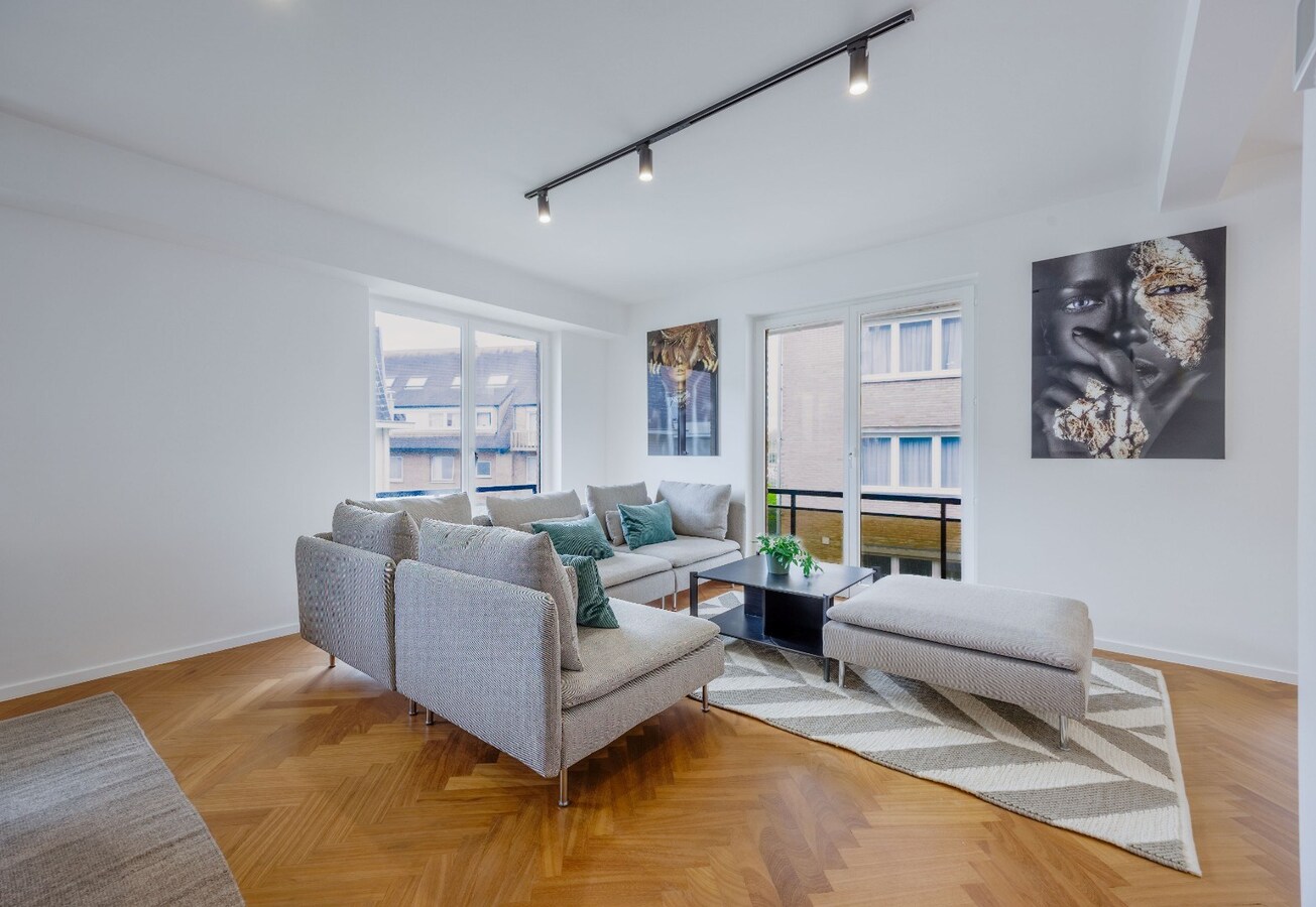 Stijlvol gerenoveerd hoekappartement met 3 slaapkamers op toplocatie te Duinbergen, vlakbij de Zeedijk. 