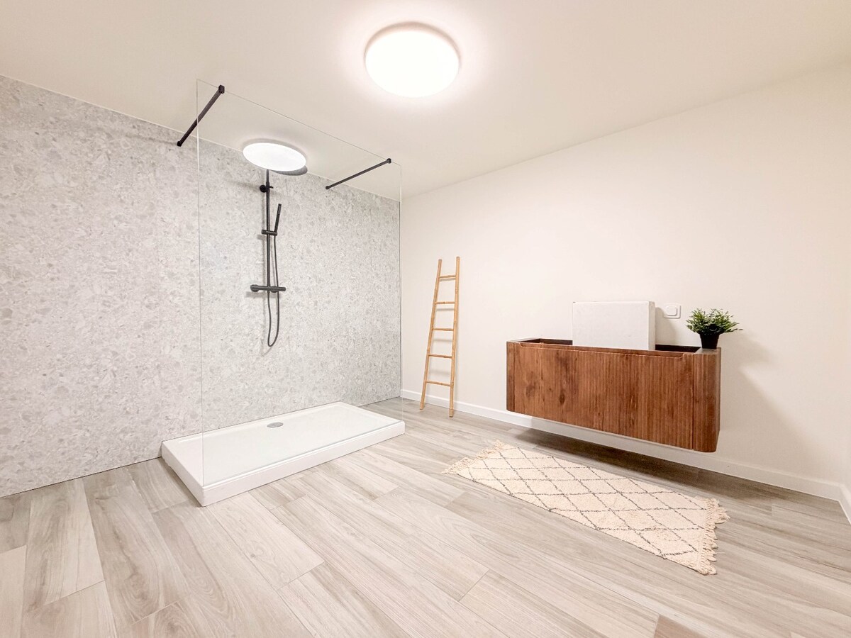 Prachtig en zeer ruim gelijkvloers appartement met zeer ruime garage 173m2 *** NONO INSPIRED ***! 