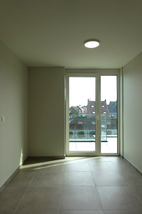 Instapklaar nieuwbouwappartement met 2 slaapkamers en ruim terras in centrum Jabbeke 