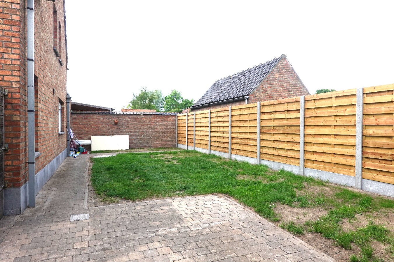 Te huur: ruime woning met 5 slaapkamers, tuin en garage 