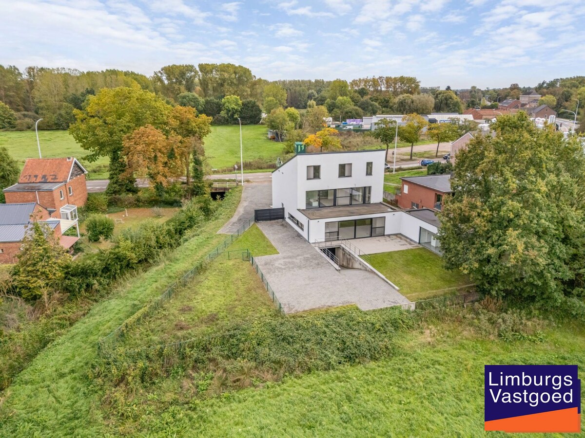 Exclusieve woning met praktijkruimte en zicht op weilanden 