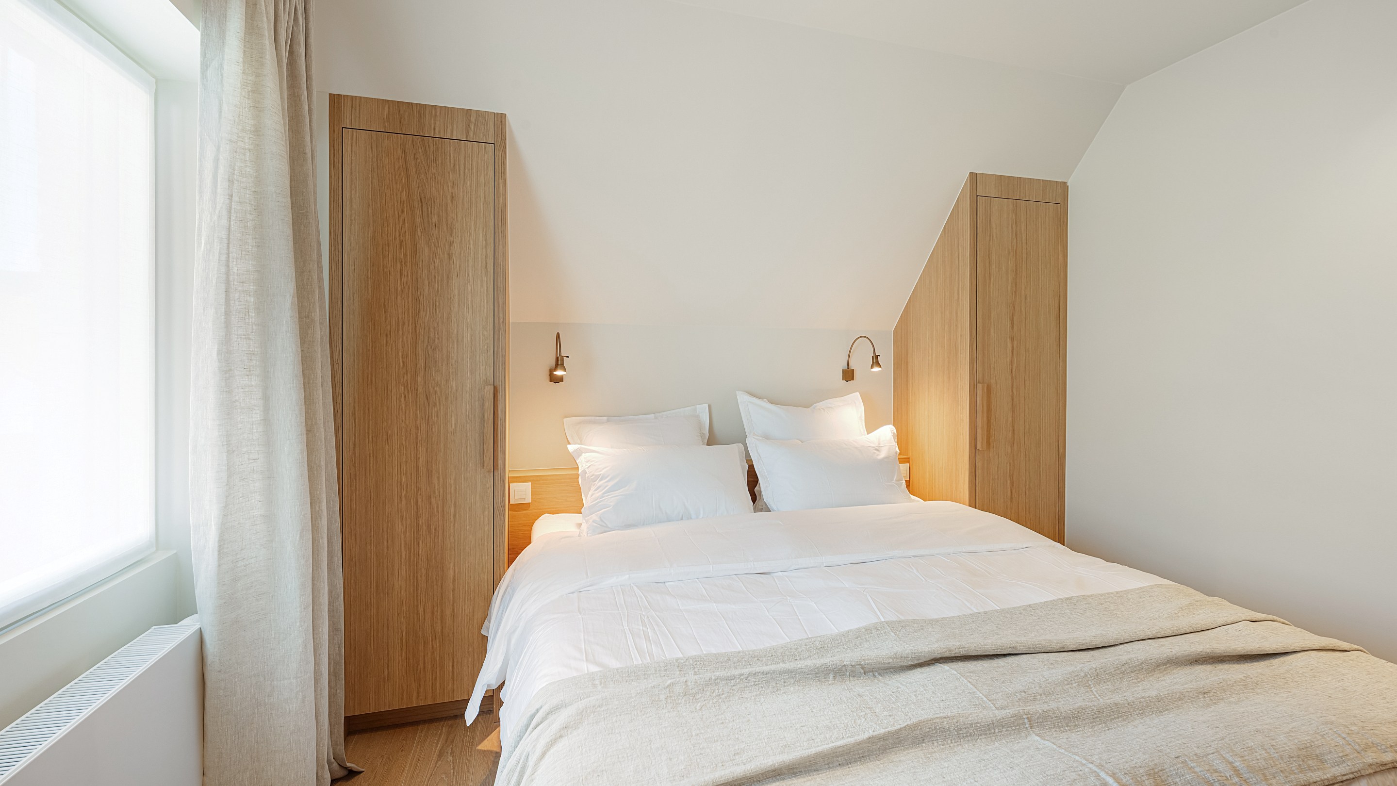 Op een uitmuntende locatie in Duinbergen, op wandelafstand van het strand en de duinen, bevindt zich deze prachtig en hoogwaardig gerenoveerde koppelvilla. 