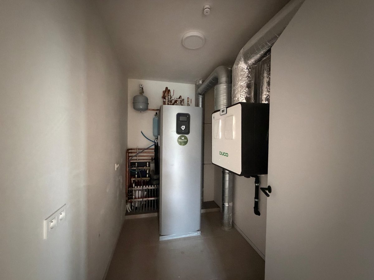 Ruime nieuwbouwwoning met terras en tuin. 