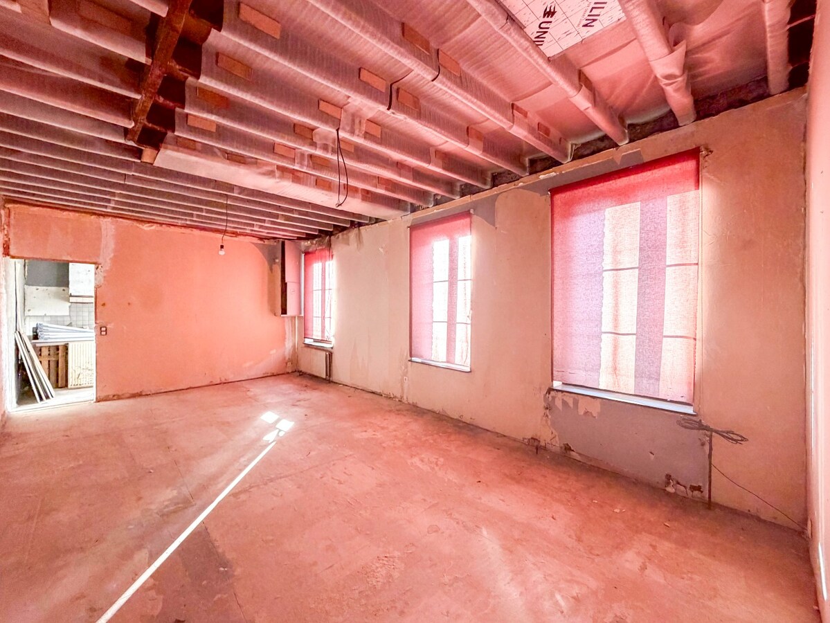UNIEK en ruime KARAKTERVOLLE  woning met handelspand nabij de Grote Markt ! 