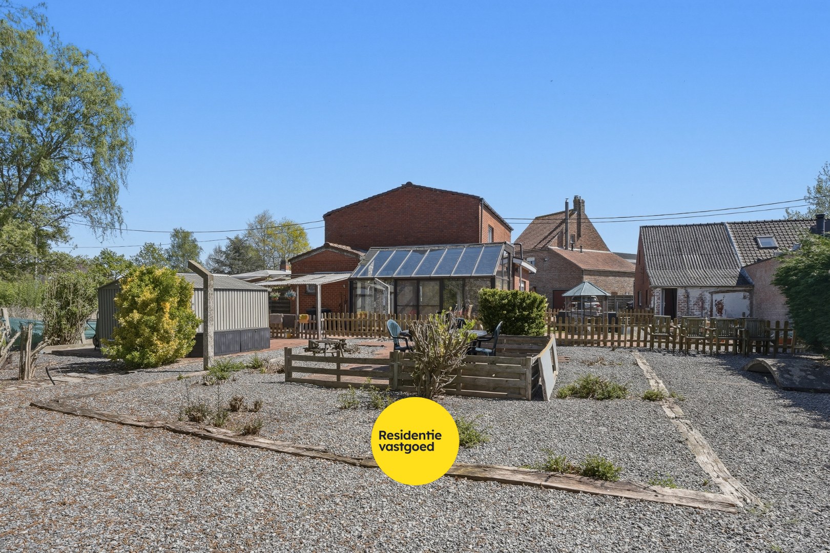 Charmante woning op 727 m² in het centrum van Eernegem 