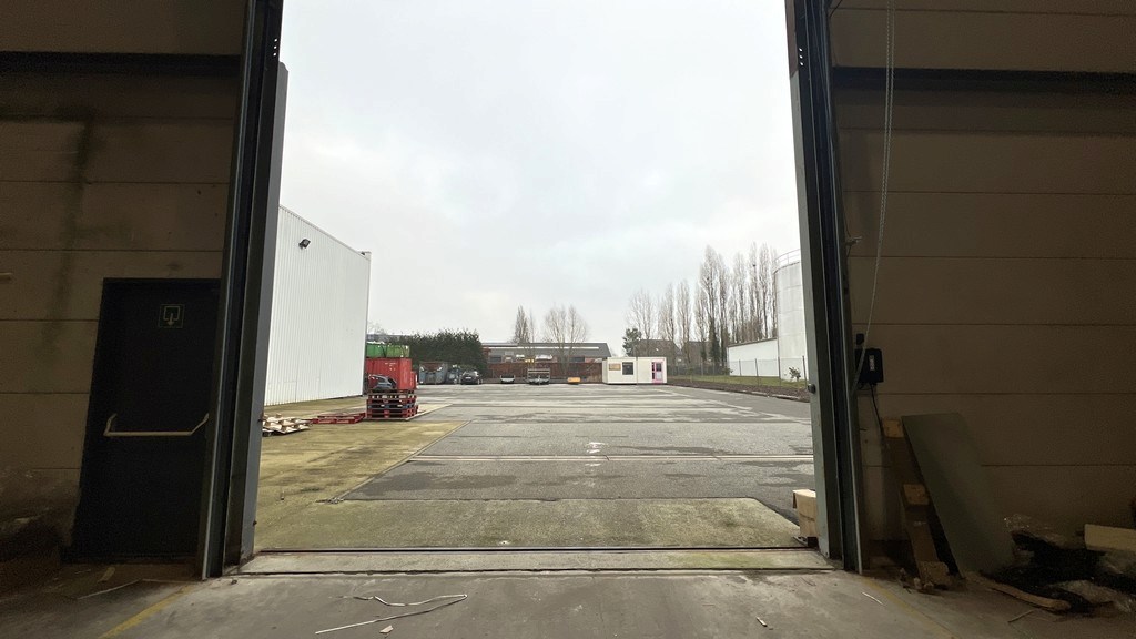 Loods met kantoor te huur in Europark-Noord te Sint-Niklaas