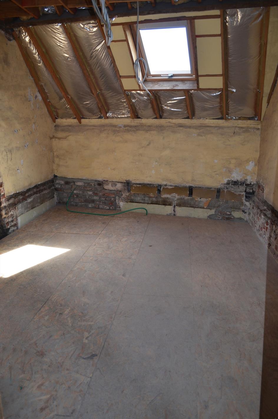 Totaal te renoveren rijwoning  nabij centrum Maldegem 