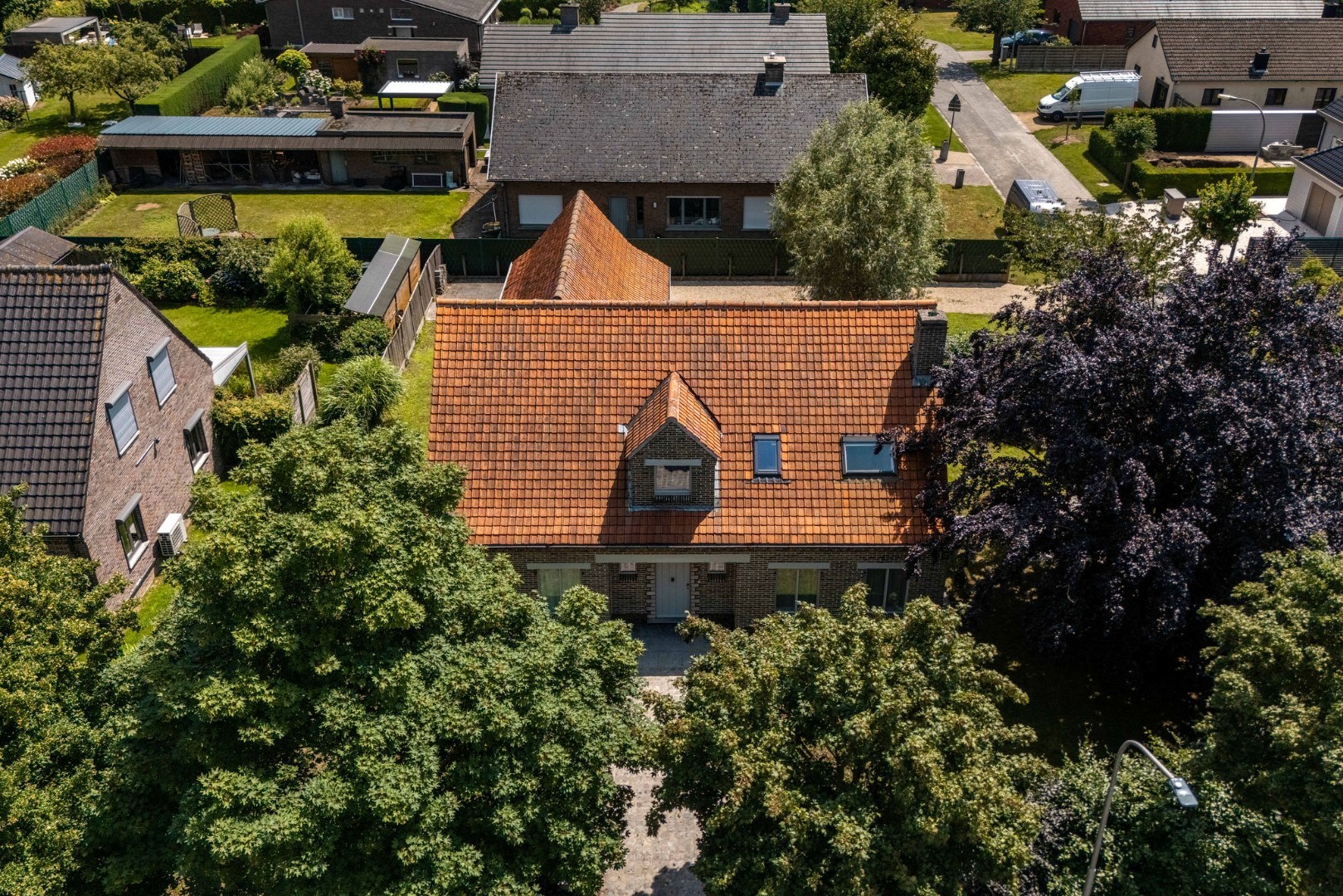 Vrijstaande woning met 5 slaapkamers en polyvalente loods te De Pinte 