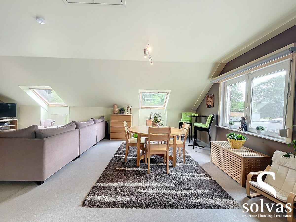 RUIM DAKAPPARTEMENT MET 2 SLAAPKAMERS! 