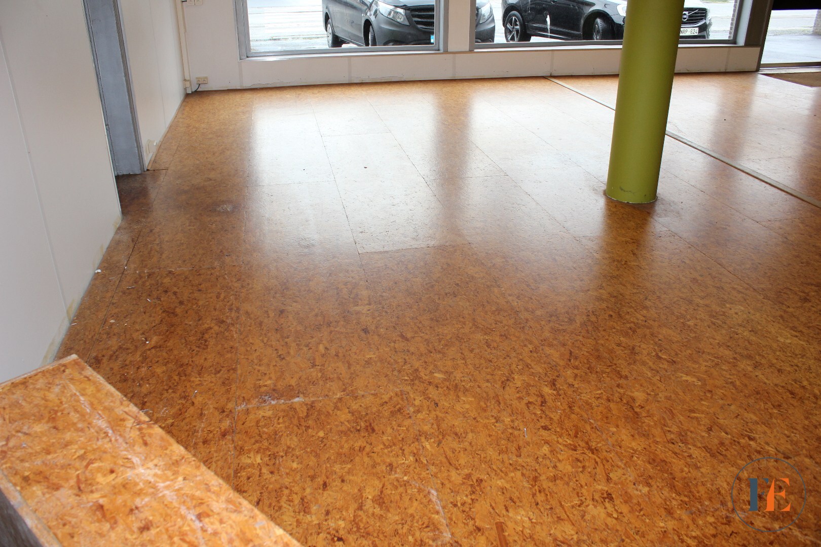 Handelspand (235m²) met parking en garage 