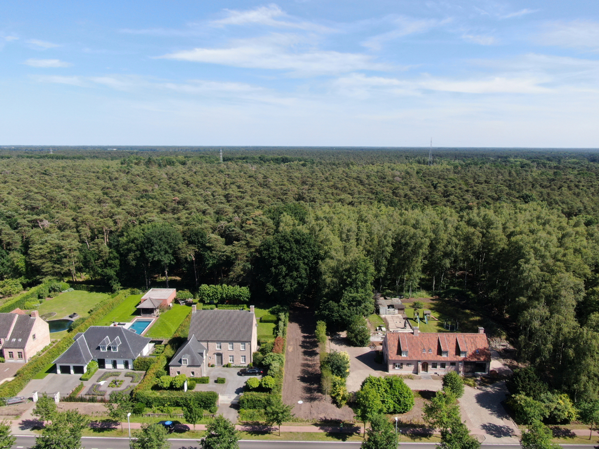 Uitzonderlijk rustig gelegen perceel van 2.500 m² met privé oprijlaan van ca. 60 m grenzend aan natuurgebied te Brecht. 