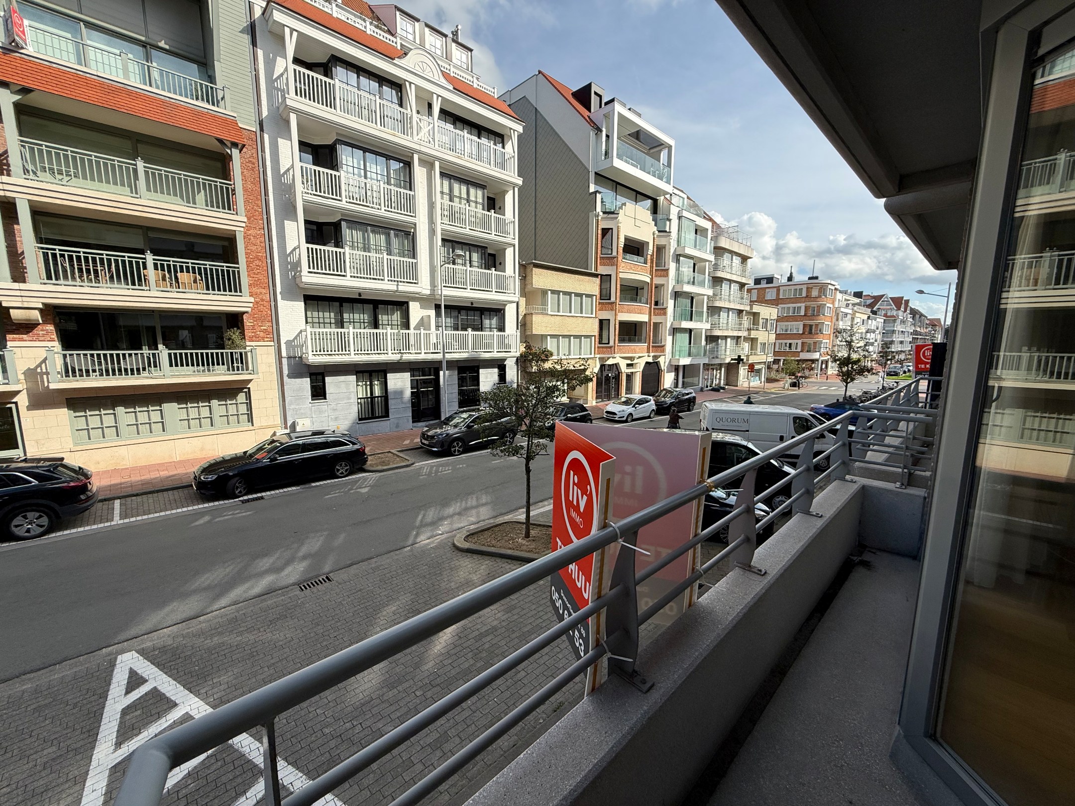 Meublé - Appartement idéalement situé et parfaitement entretenu avec 2 chambres et une grande terrasse situé dans l'avenue Van Bunnen. 