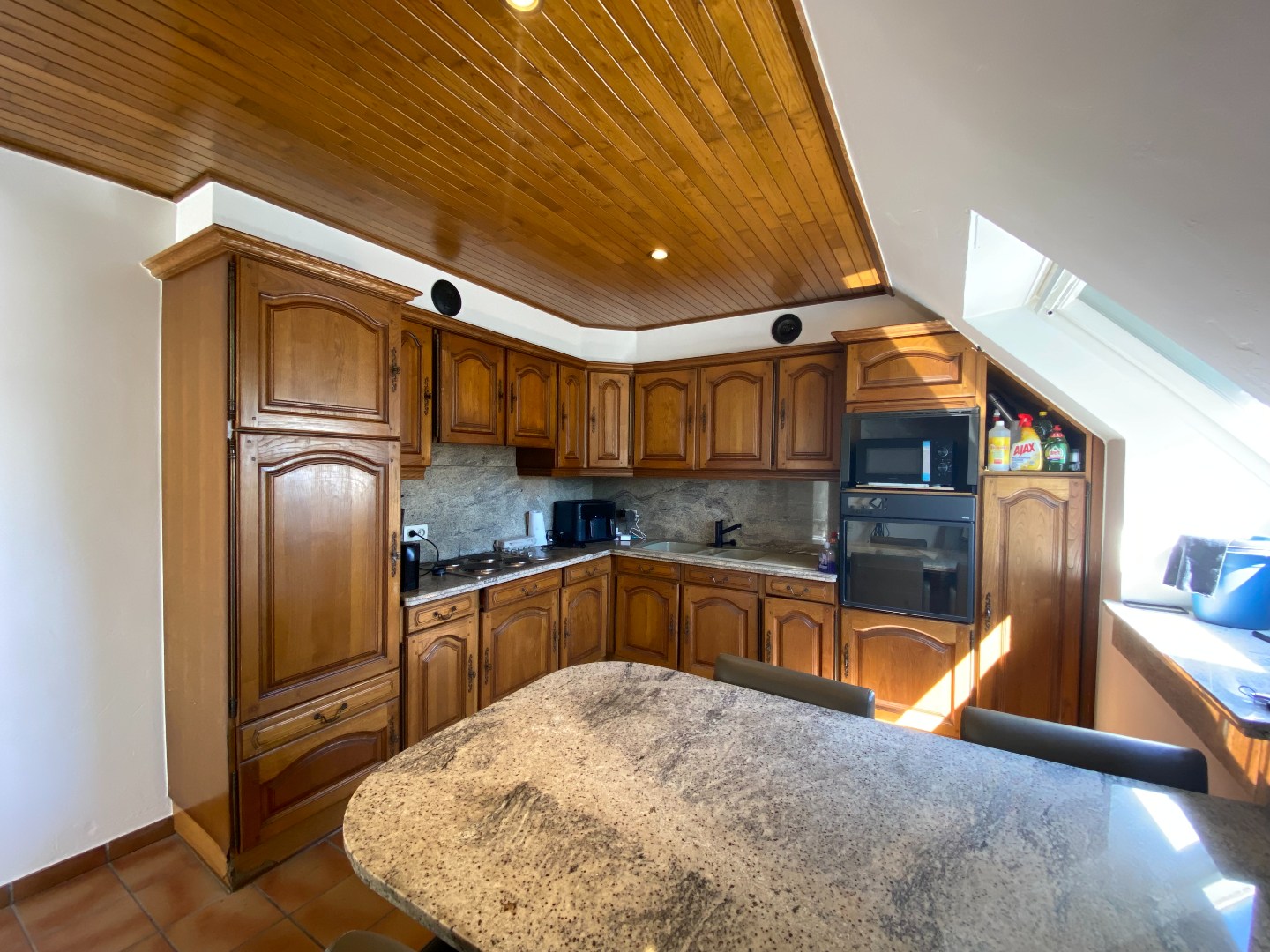 Ruim en centraal gelegen appartement met 3 slaapkamers en dubbele garage te Waregem! 