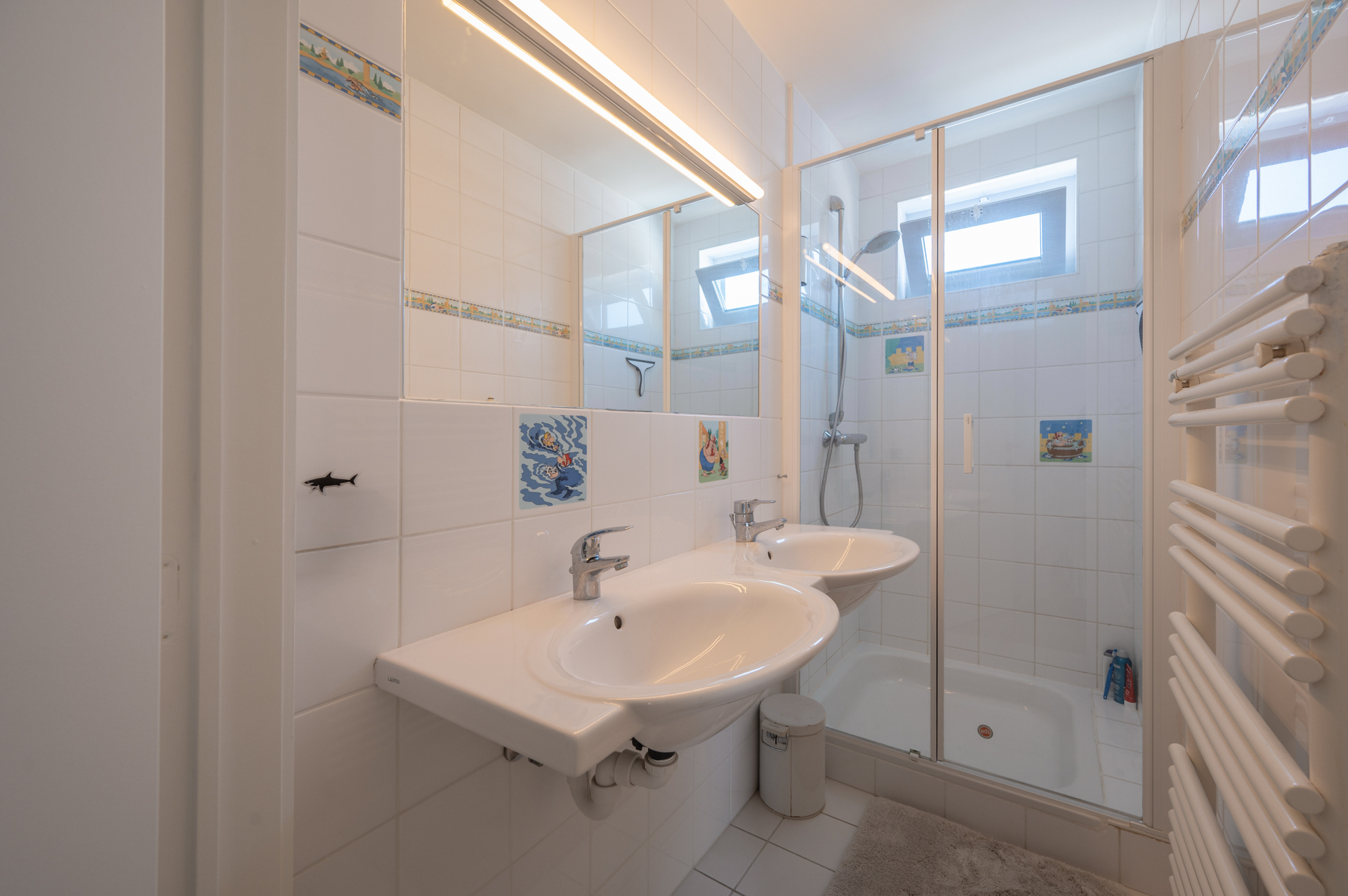 Exclusif duplex penthouse avec 3 chambres et terrasse ensoleillée, situé dans un emplacement de choix près de la place Rubens et de la mer. 