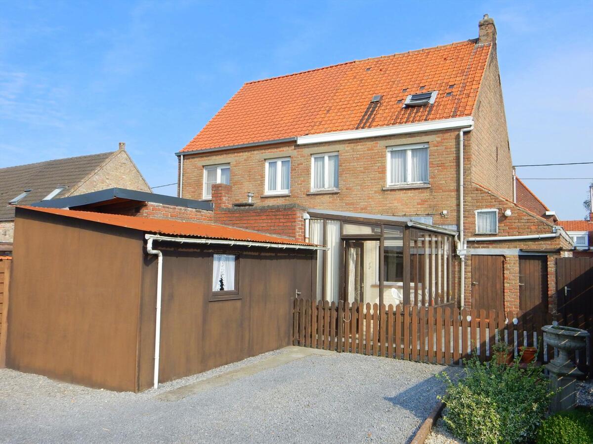 Op te frissen woning te Ichtegem 