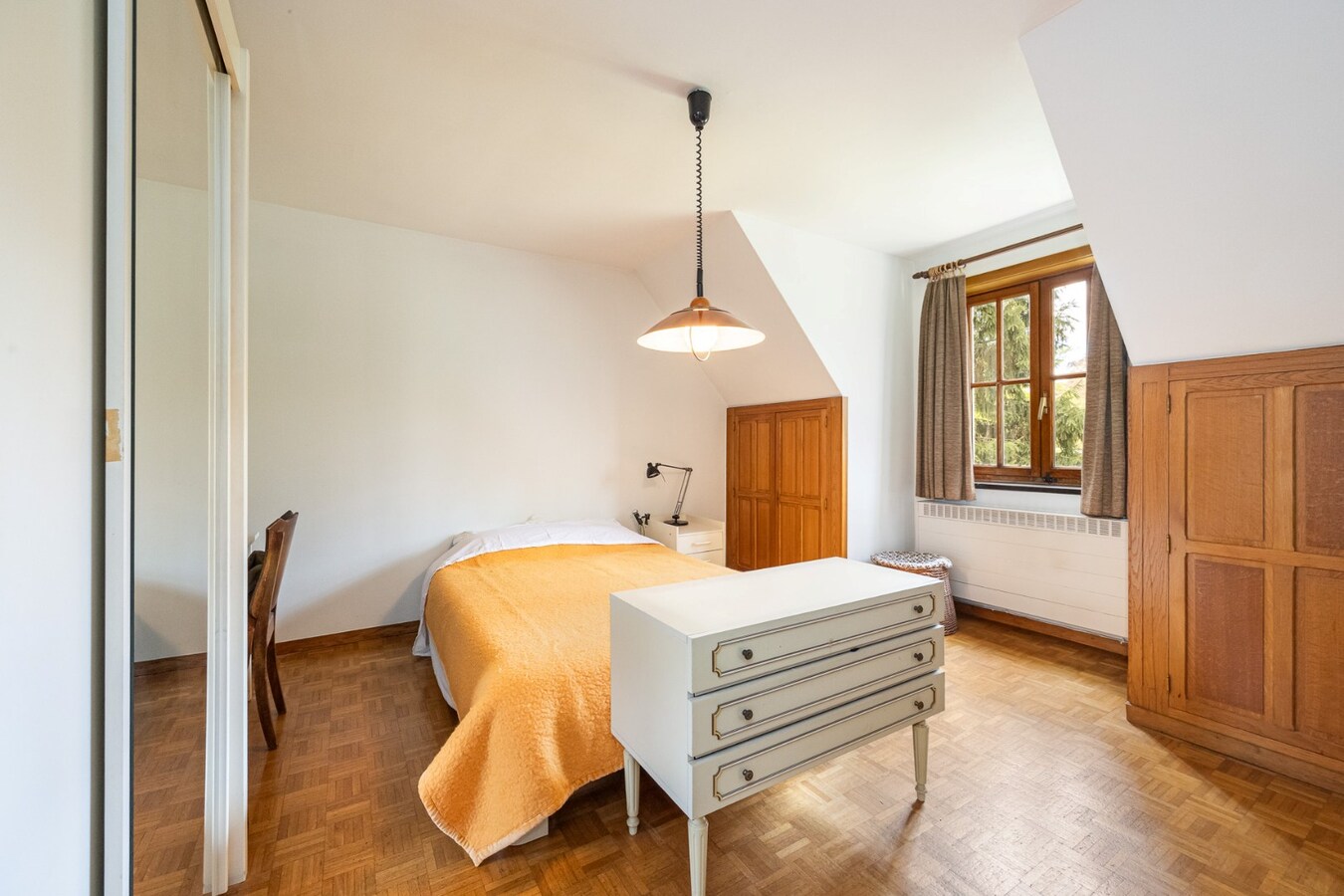 Villa met praktijkruimte en dubbele garage op riant perceel van 2.010 m² te Schoten 