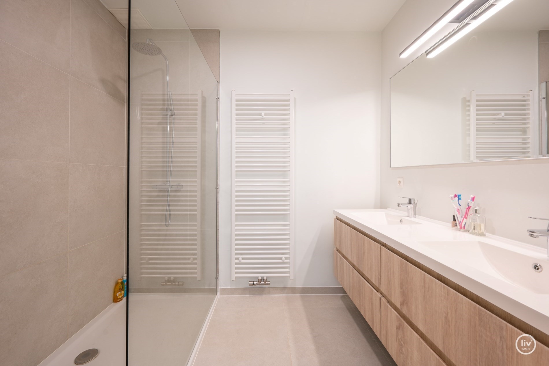 Magnifique triplex spacieux (199 m2) dans une rue adjacente à l'avenue Lippens, à proximité de la digue à Knokke. 