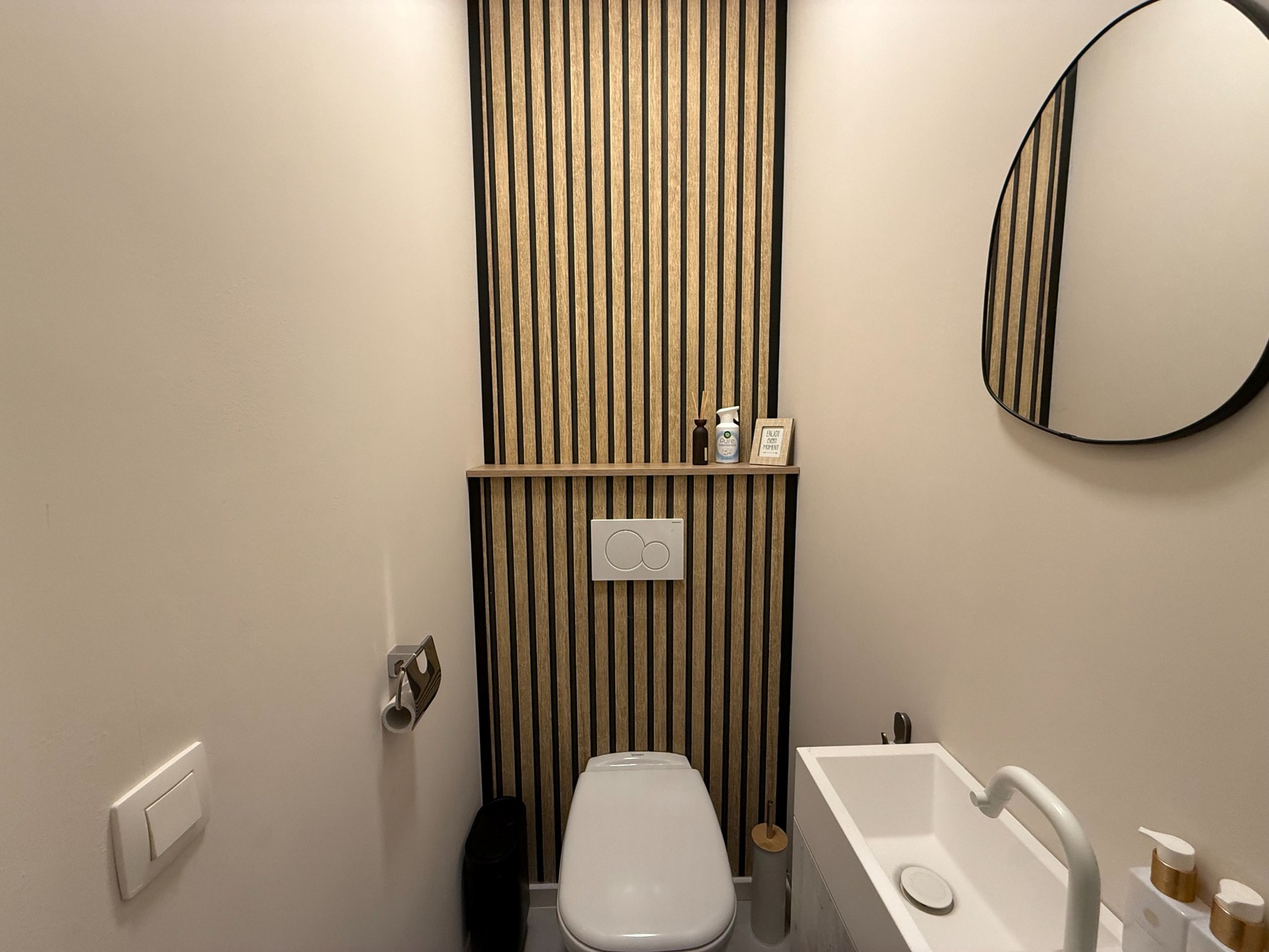 MEUBLÉ: Maison spacieuse et chaleureuse avec de hauts plafonds et une grande terrasse à l'arrière. 