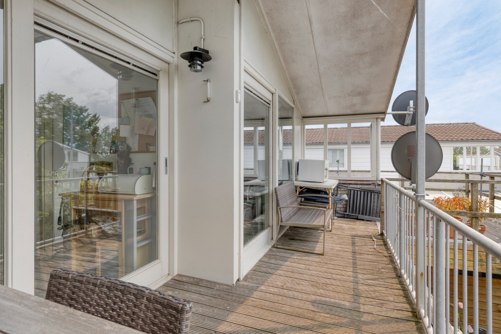 Vrijstaande 8-persoons vakantiewoning, gelegen op een unieke plek met vrij uitzicht over de Oosterschelde, kijkend richting het schilderachtige Zierikzee, wacht deze woning op een nieuwe eigenaar! 