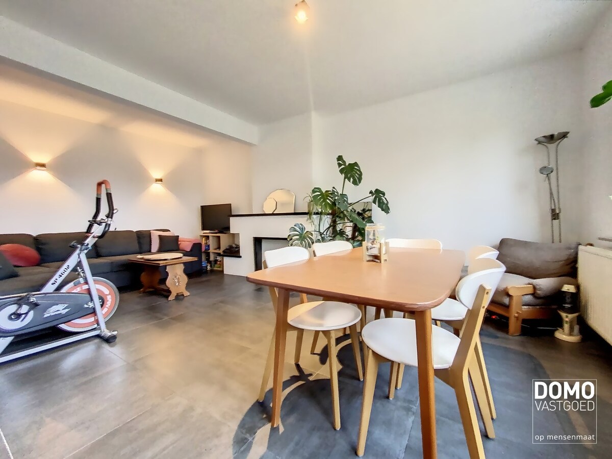 RUIM APPARTEMENT MET 4 SLAAPKAMERS EN GARAGEBOX TE RUNKST 