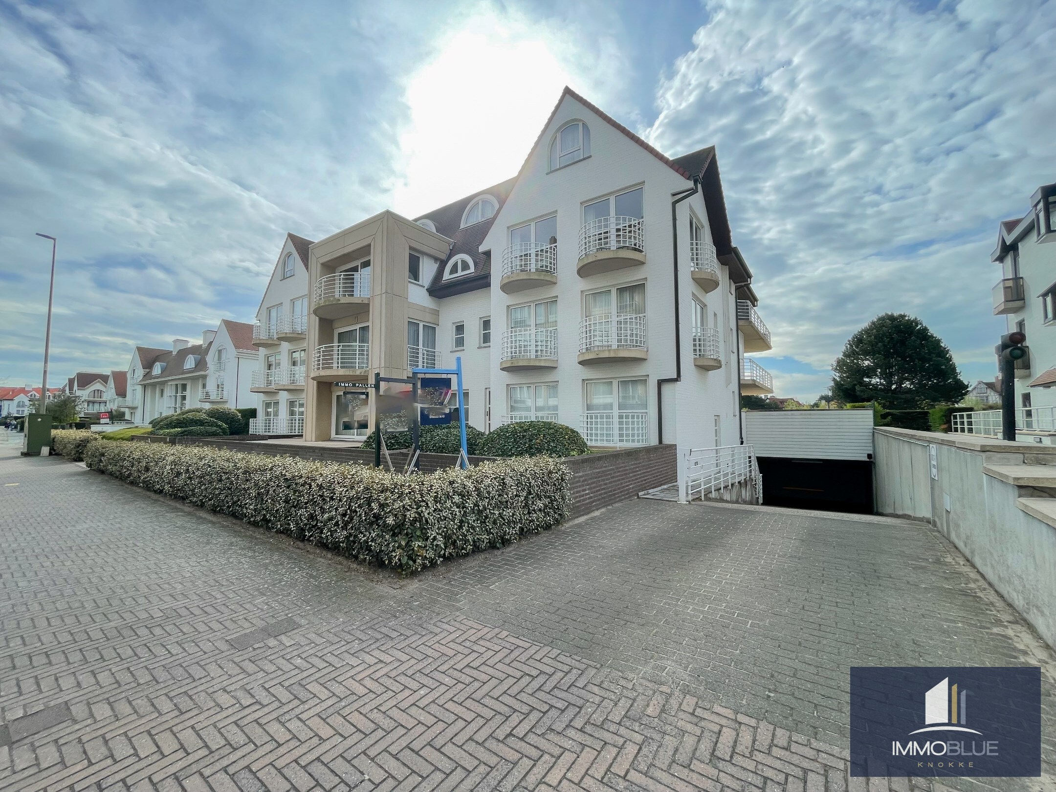 Gesloten garagebox op niveau -1 in het Zoute. 