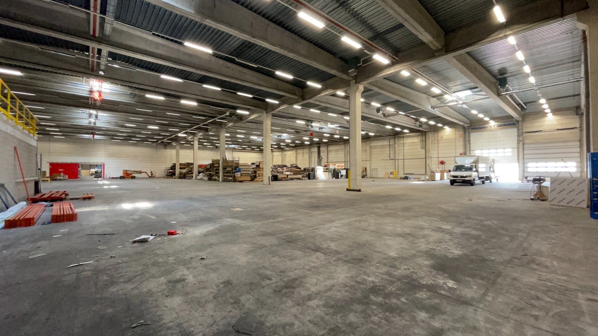Loods met kantoor te huur nabij E19 in Mechelen