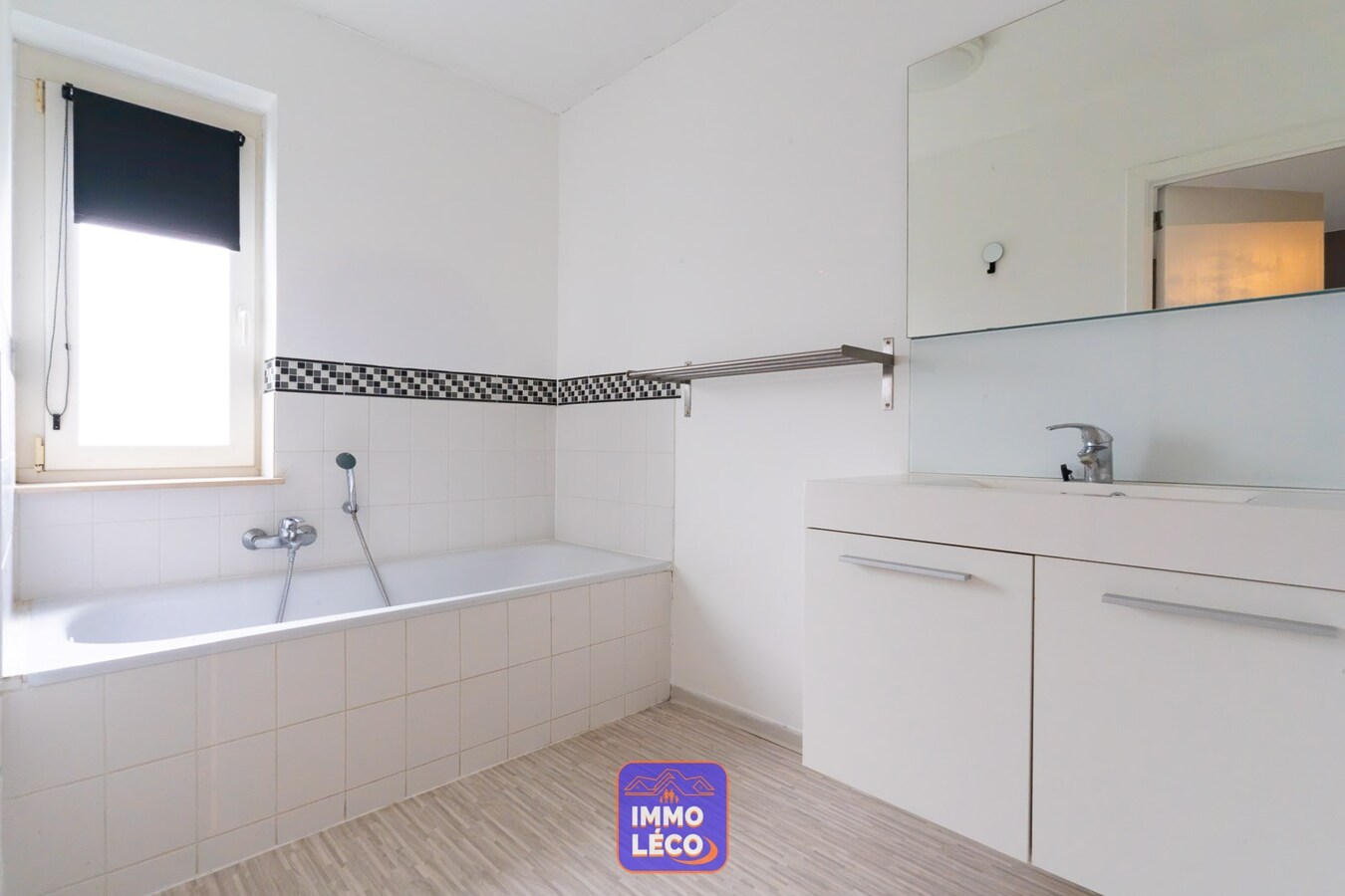 Maison moderne dans un lotissement avec parking 2 voit. &amp; jardin, proche de la Gare ! 