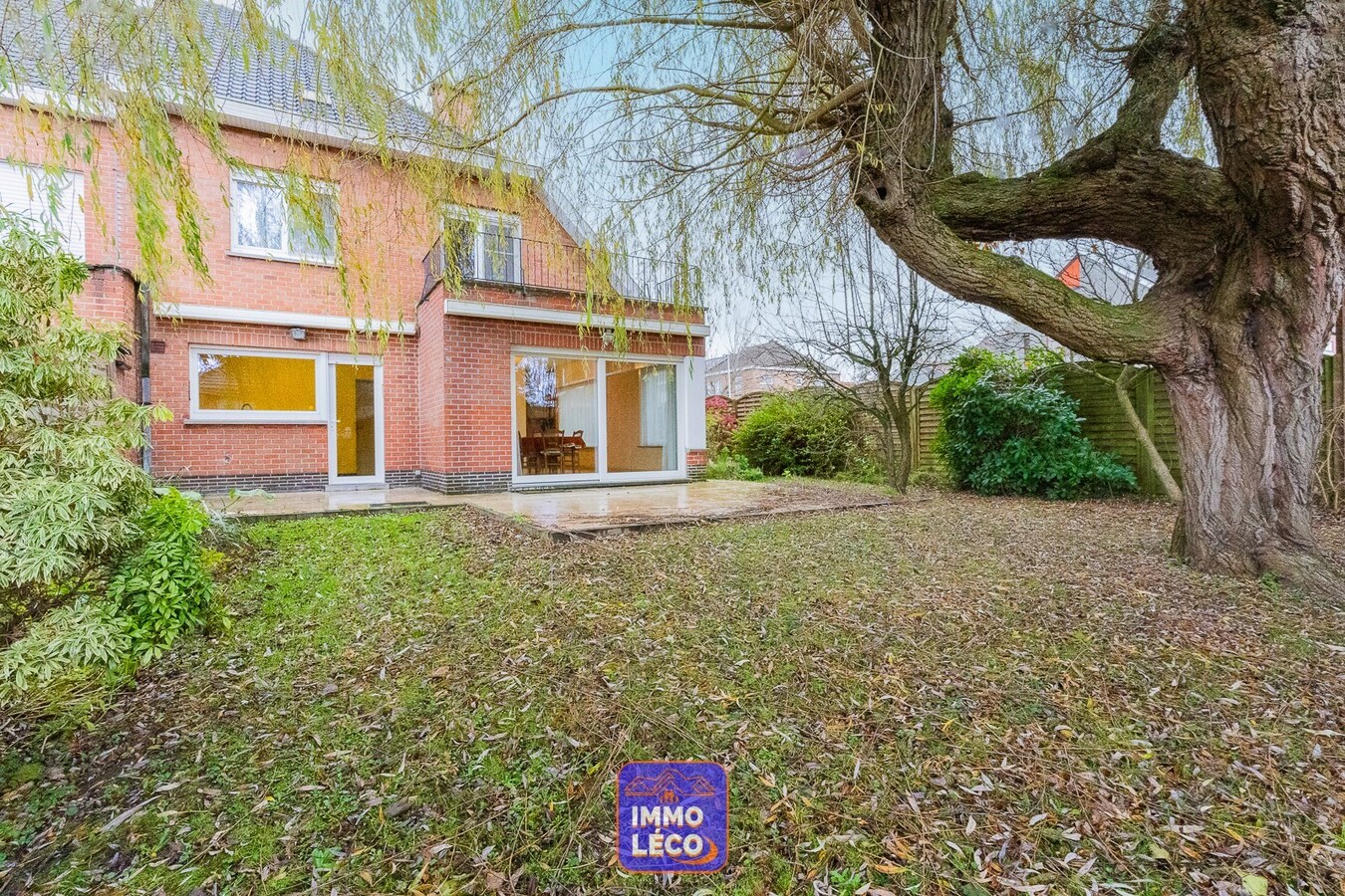 3 façades dans un clos résidentiel avec garage, parking et jardin ! 