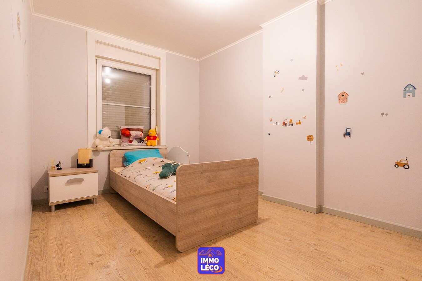 Maison offrant de beaux volumes avec jardin et terrasse couverte. 