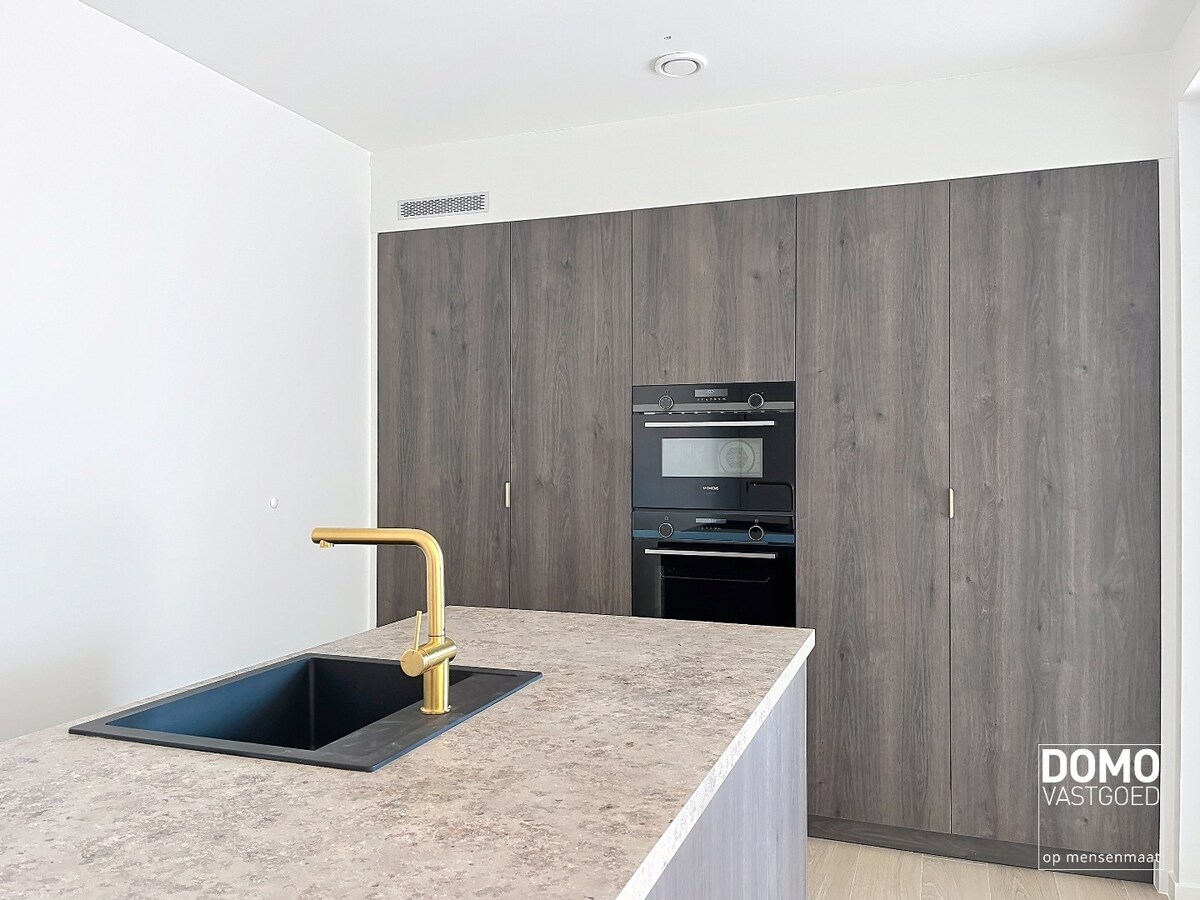 RUIM APPARTEMENT MET PRACHTIG TERRAS, LIFT EN GARAGEBOX IN CENTRUM KERMT 