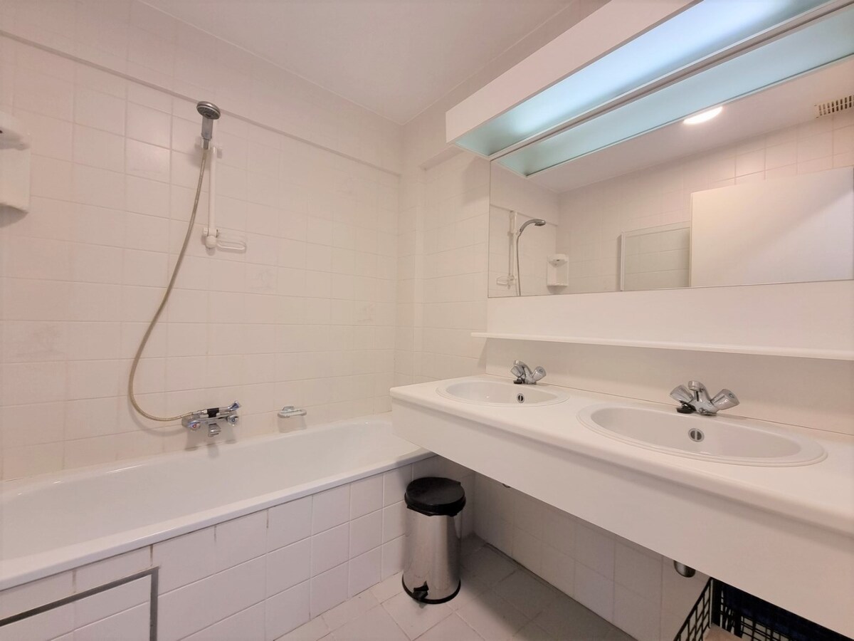 Uitzonderlijk groot (+- 170 m²!!) gelijkvloers appartement vlakbij het strand - Heist 