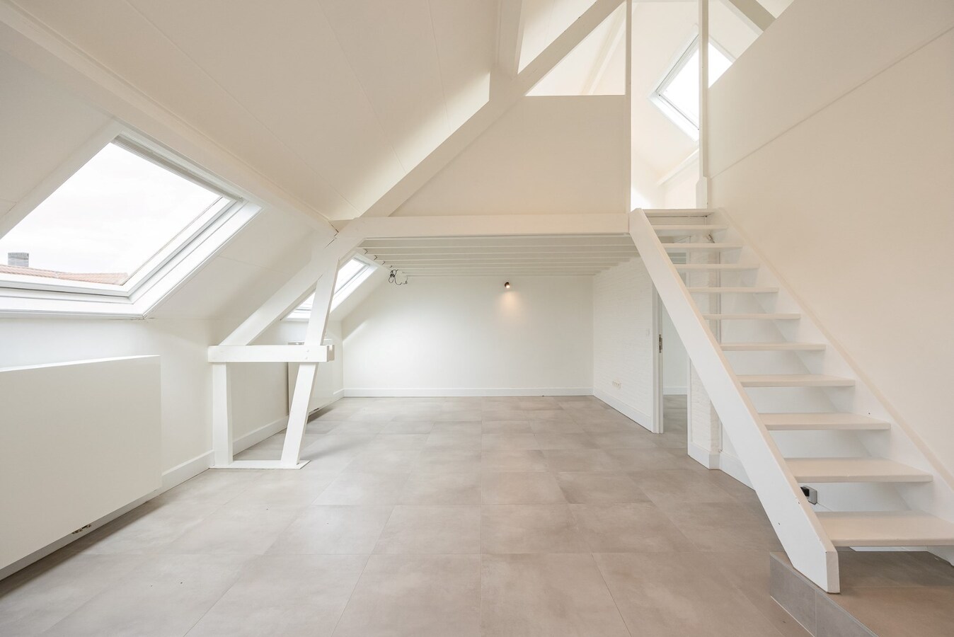 Volledig gerenoveerd dakappartement in centrum Sint-Antonius 